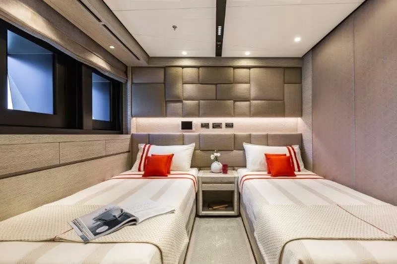 https://dev-api.arconyachts.com/storage/media/24641/conversions/546_9506133282-optimize.webp