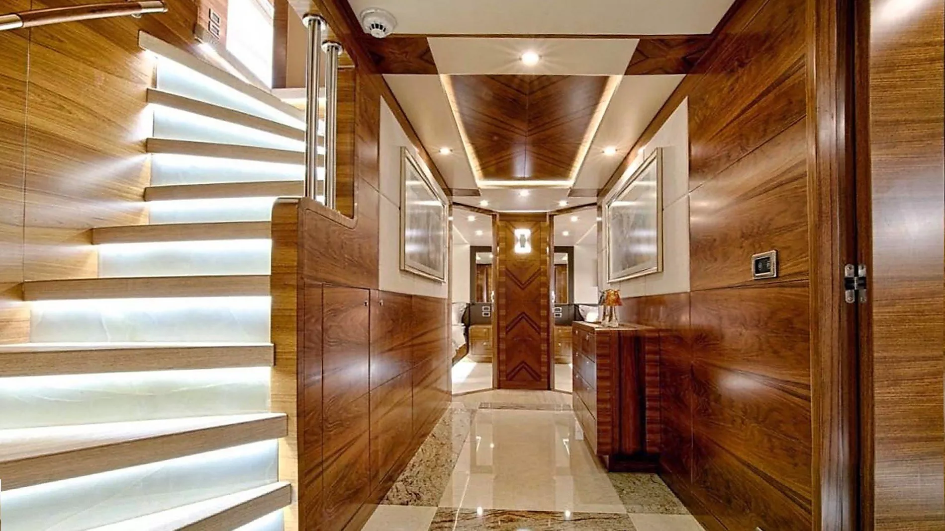 https://dev-api.arconyachts.com/storage/media/24708/conversions/91_0736909298-optimize.webp