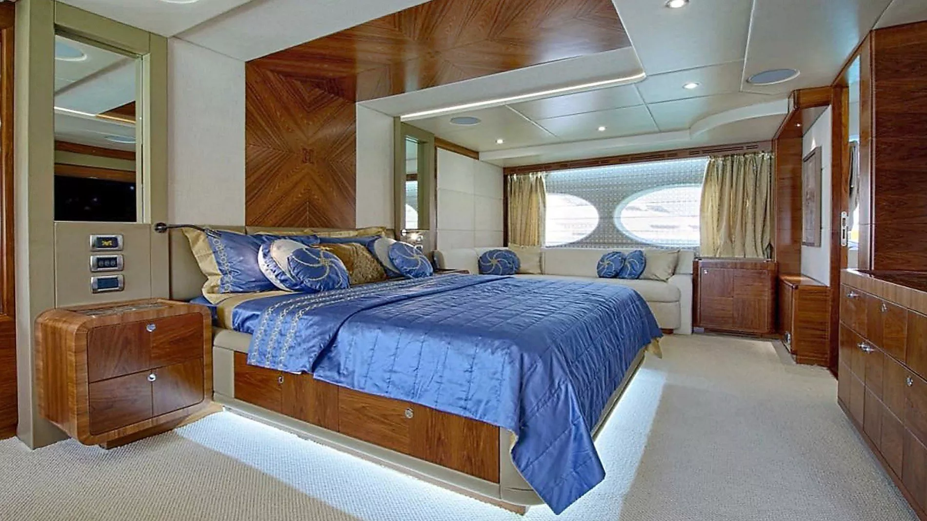 https://dev-api.arconyachts.com/storage/media/24709/conversions/91_6465020648-optimize.webp