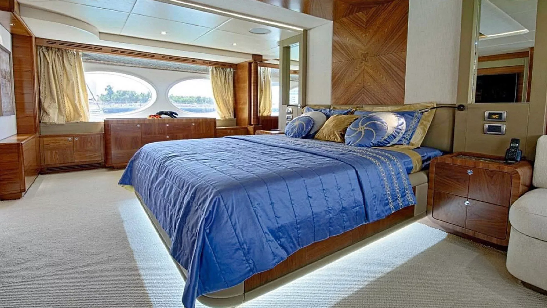 https://dev-api.arconyachts.com/storage/media/24710/conversions/91_2466388333-optimize.webp