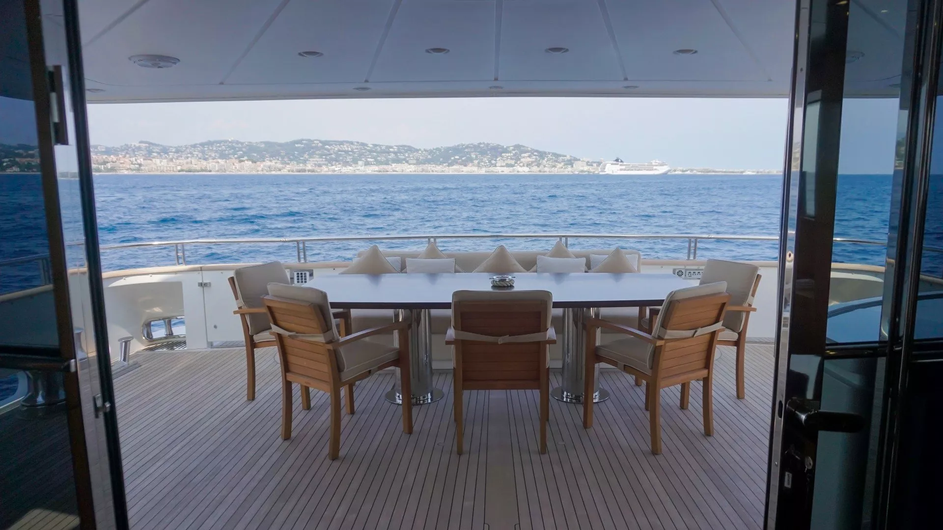 https://dev-api.arconyachts.com/storage/media/24837/conversions/650_1718646721-optimize.webp