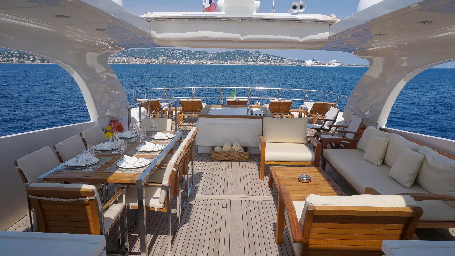 https://dev-api.arconyachts.com/storage/media/24839/conversions/650_7377682661-optimize.webp