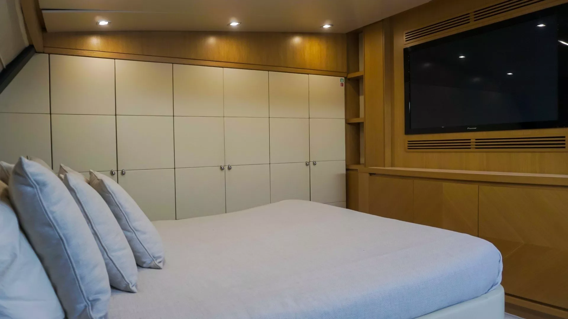 https://dev-api.arconyachts.com/storage/media/24840/conversions/650_2555947597-optimize.webp