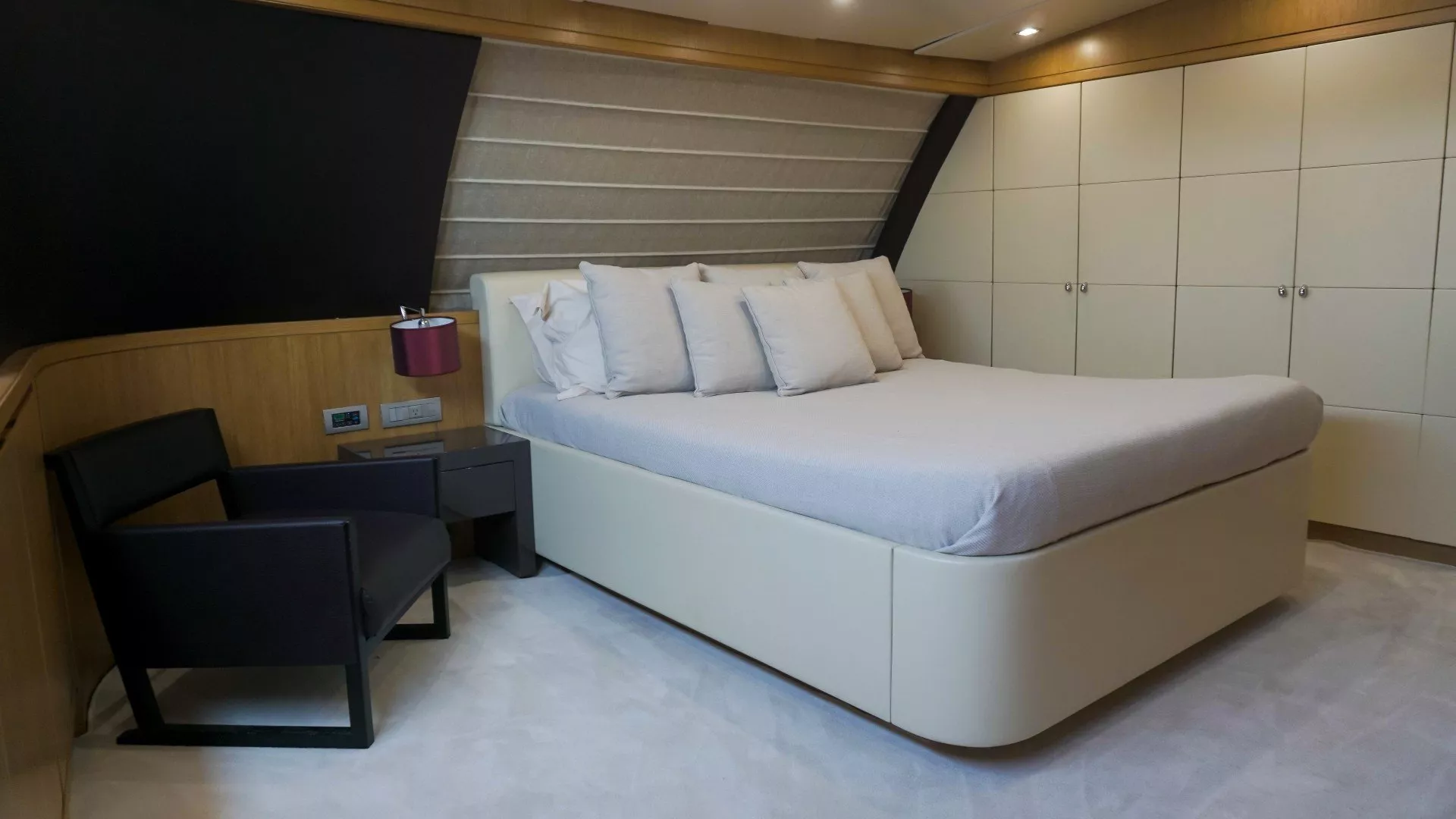 https://dev-api.arconyachts.com/storage/media/24841/conversions/650_7201790105-optimize.webp