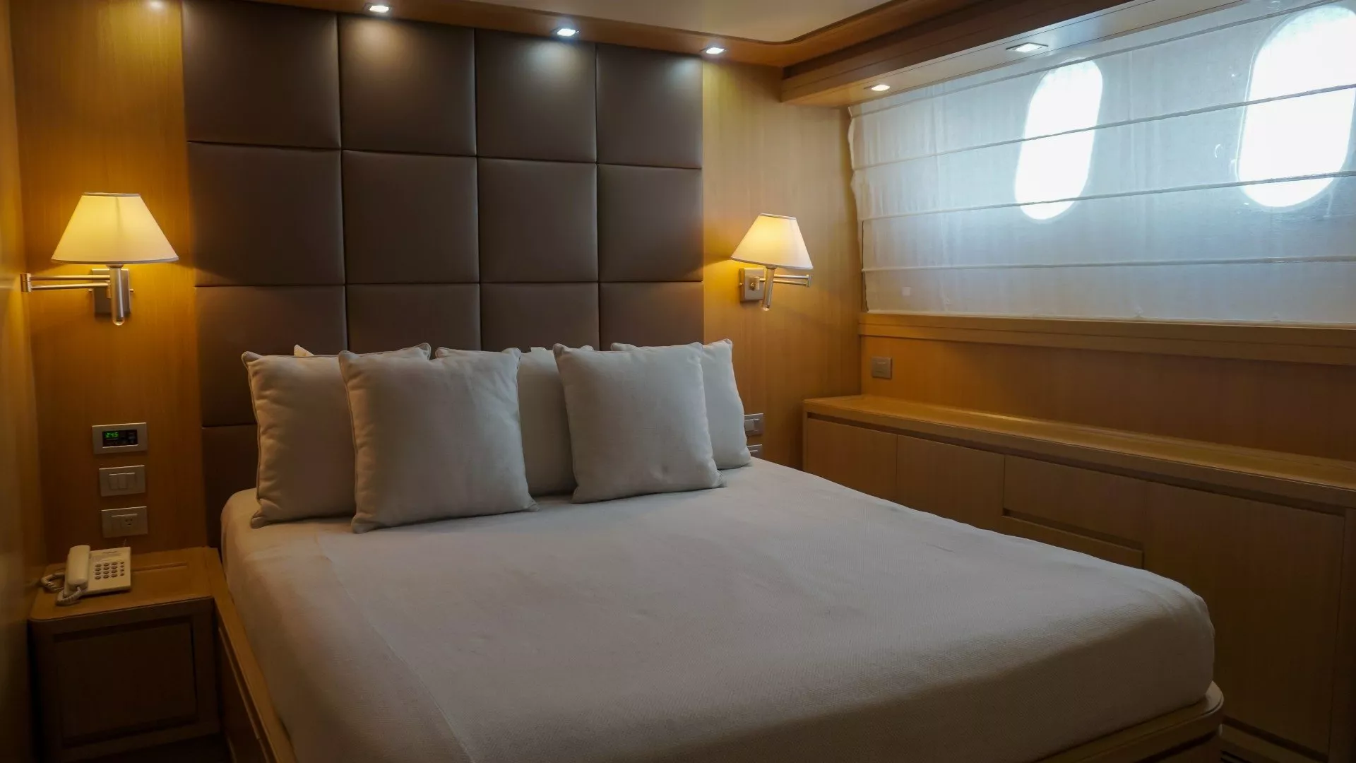 https://dev-api.arconyachts.com/storage/media/24842/conversions/650_3064014052-optimize.webp