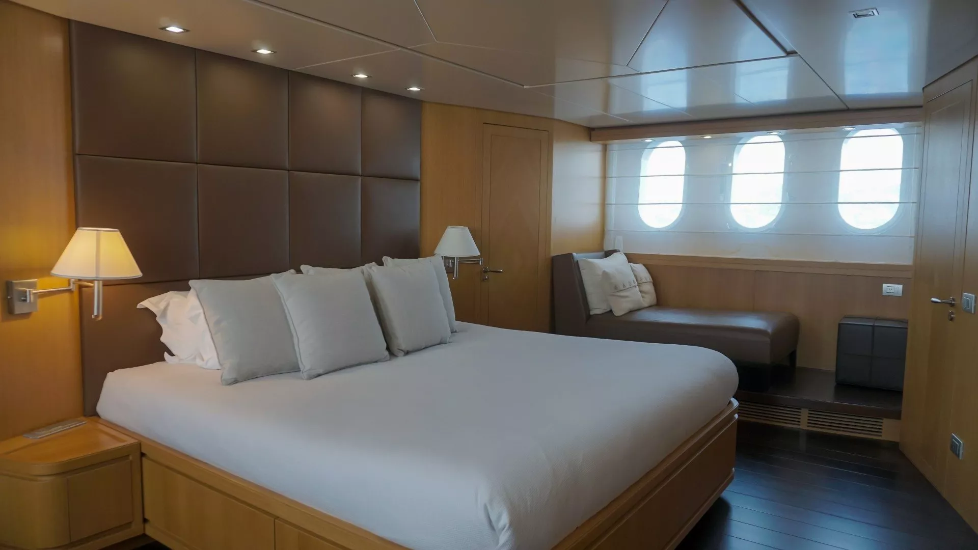 https://dev-api.arconyachts.com/storage/media/24843/conversions/650_4064084368-optimize.webp