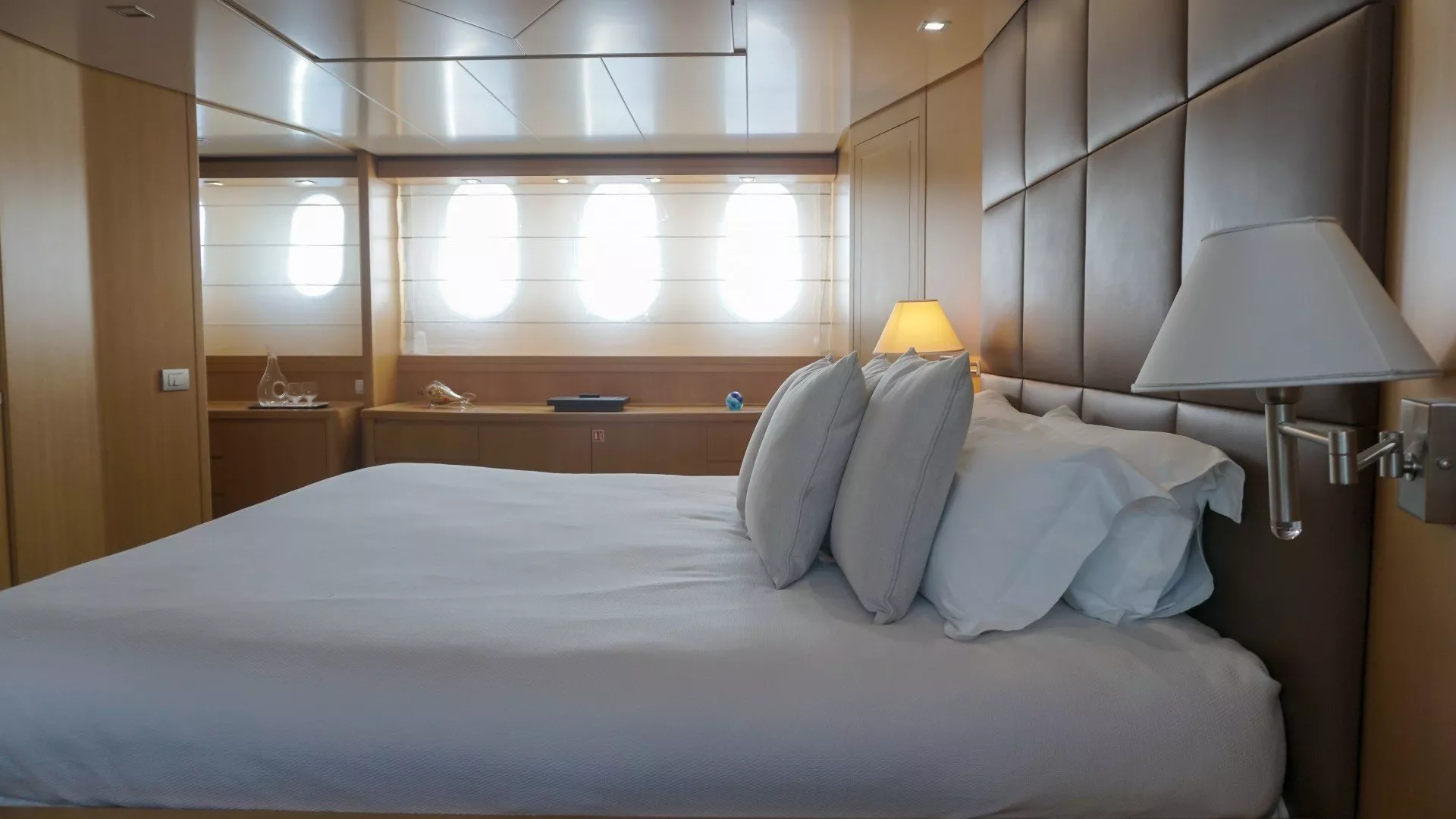 https://dev-api.arconyachts.com/storage/media/24845/conversions/650_5387325047-optimize.webp