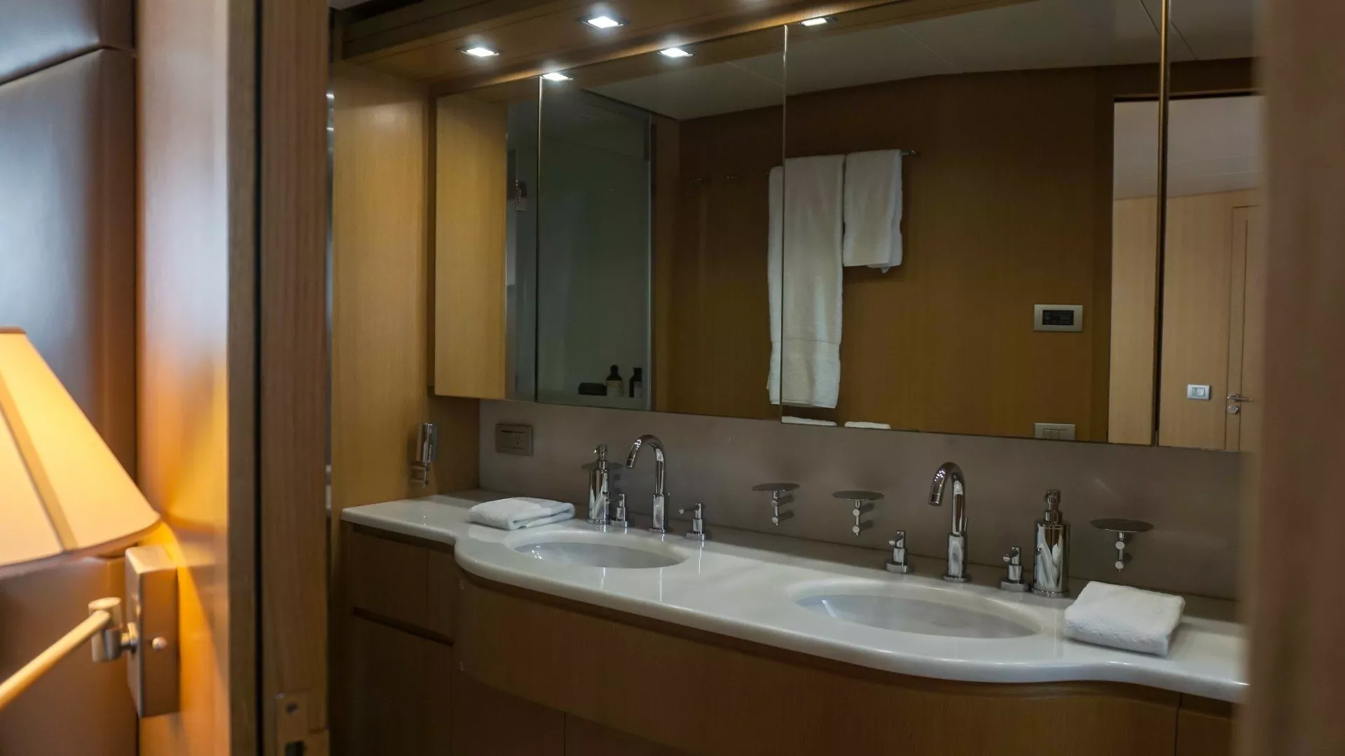 https://dev-api.arconyachts.com/storage/media/24846/conversions/650_5570992414-optimize.webp
