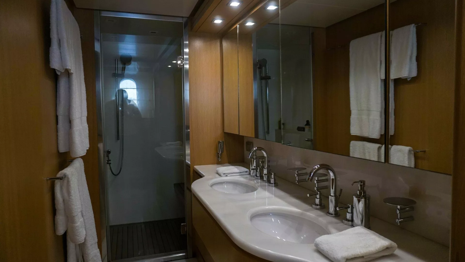 https://dev-api.arconyachts.com/storage/media/24847/conversions/650_3671982567-optimize.webp