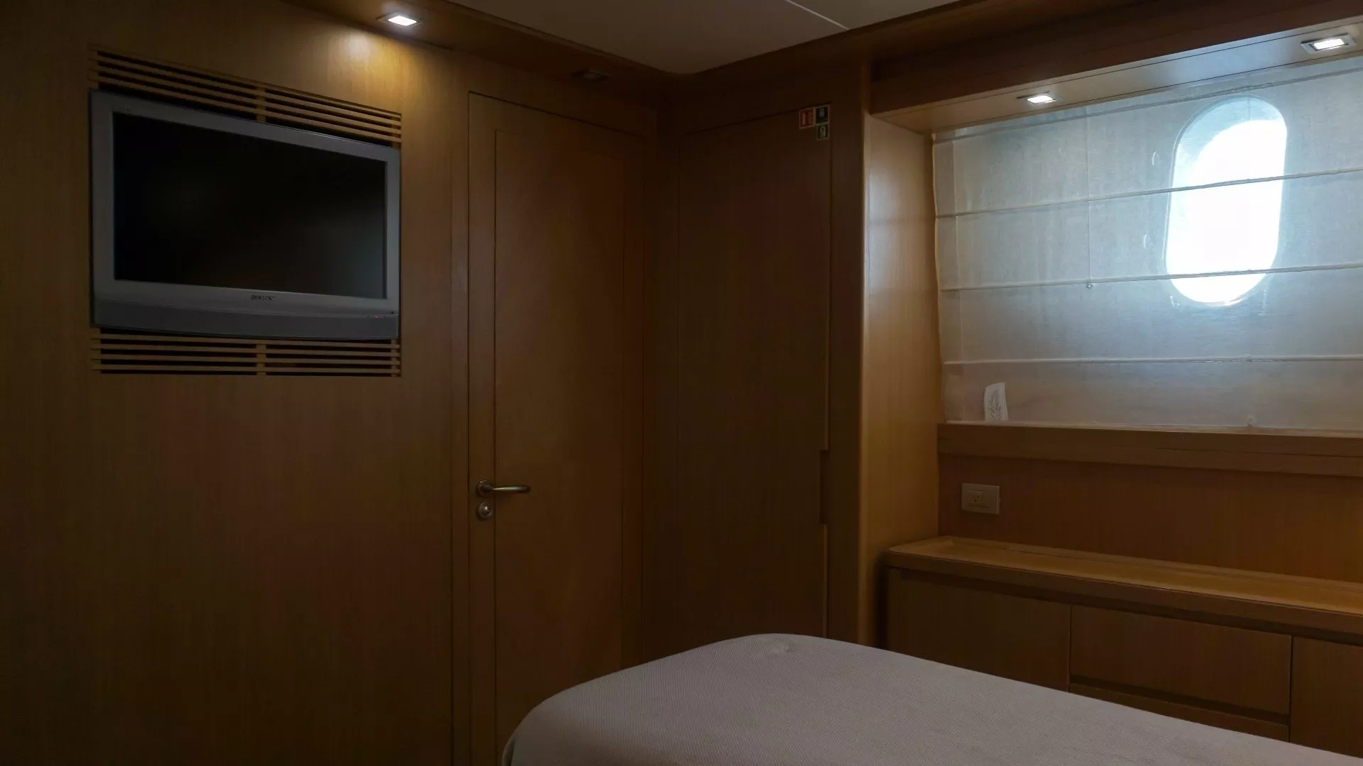 https://dev-api.arconyachts.com/storage/media/24849/conversions/650_9177935515-optimize.webp