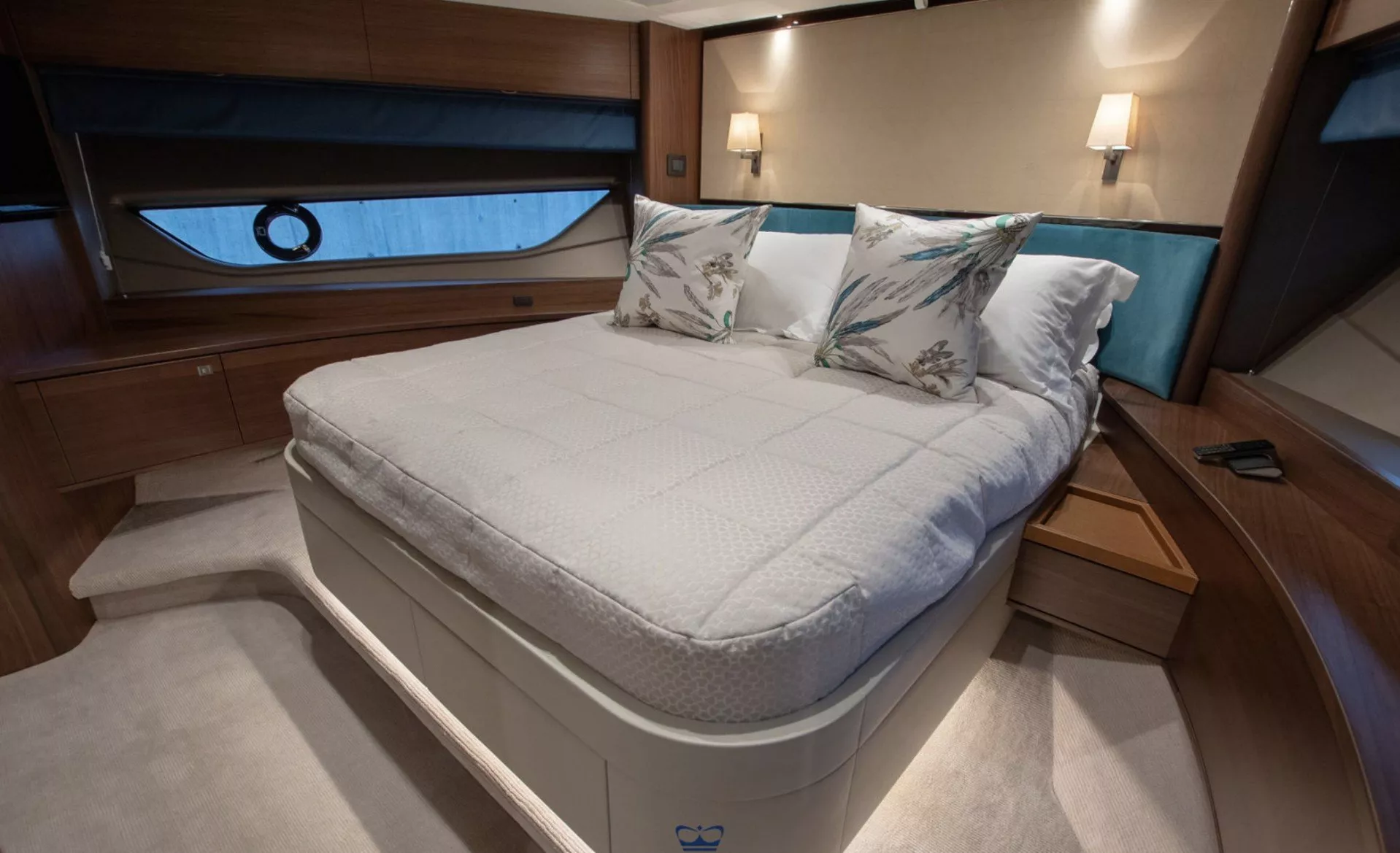 https://dev-api.arconyachts.com/storage/media/24920/conversions/649_7497602289-optimize.webp