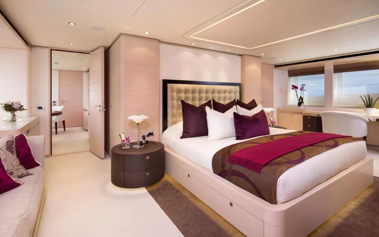 https://dev-api.arconyachts.com/storage/media/24945/conversions/647_2711990663-optimize.webp