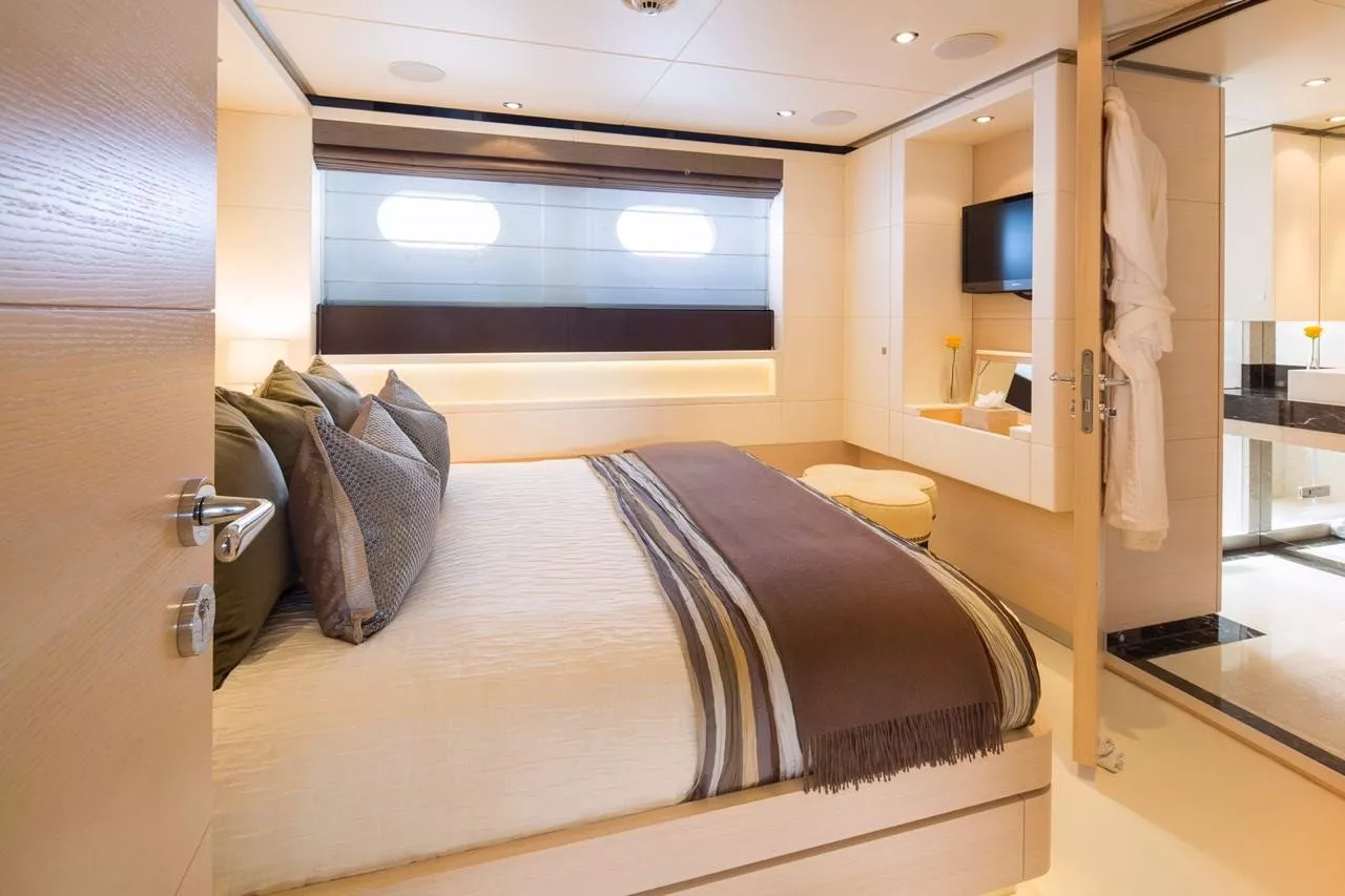 https://dev-api.arconyachts.com/storage/media/24950/conversions/647_6520305907-optimize.webp