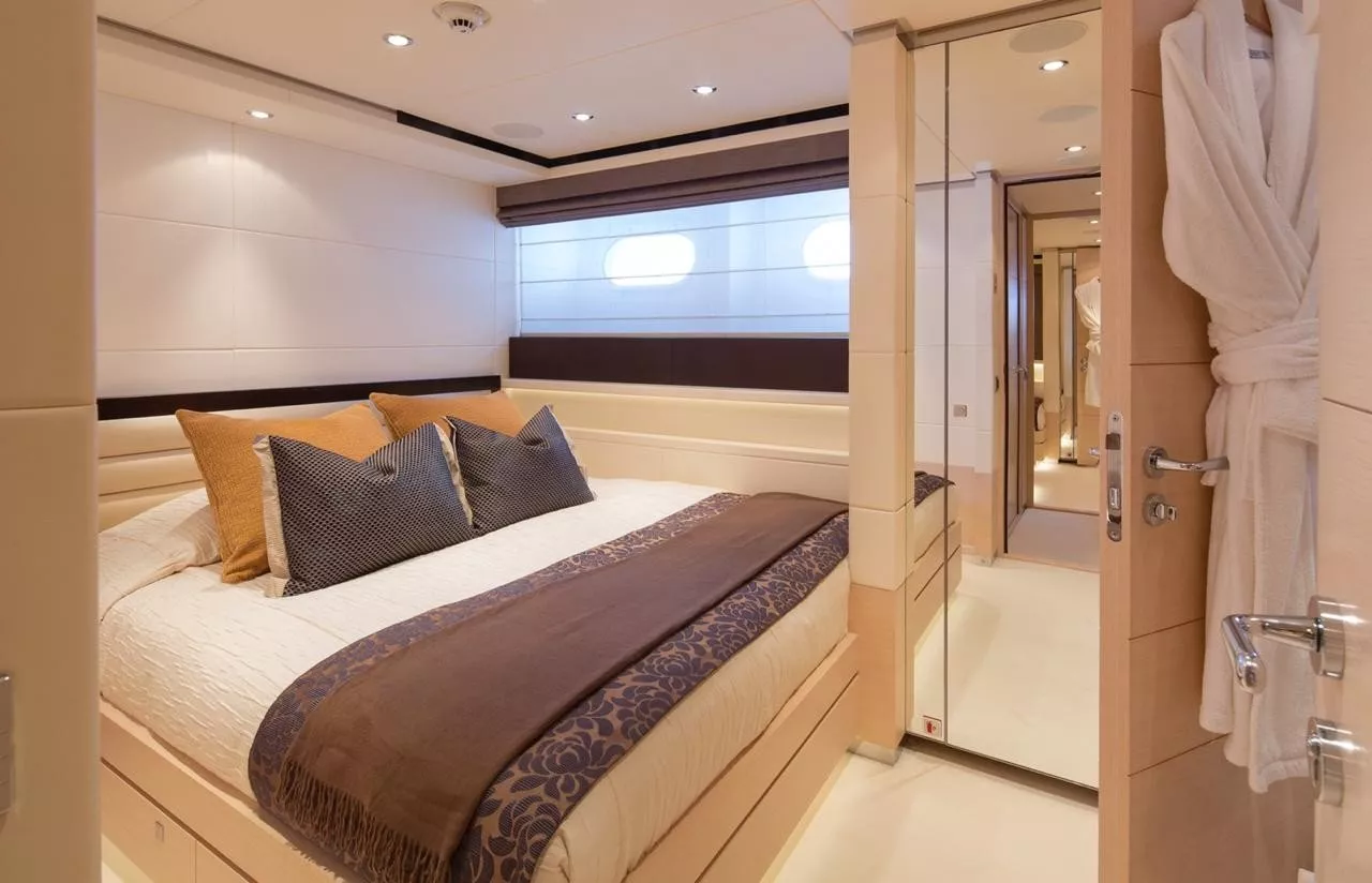 https://dev-api.arconyachts.com/storage/media/24951/conversions/647_2214363409-optimize.webp