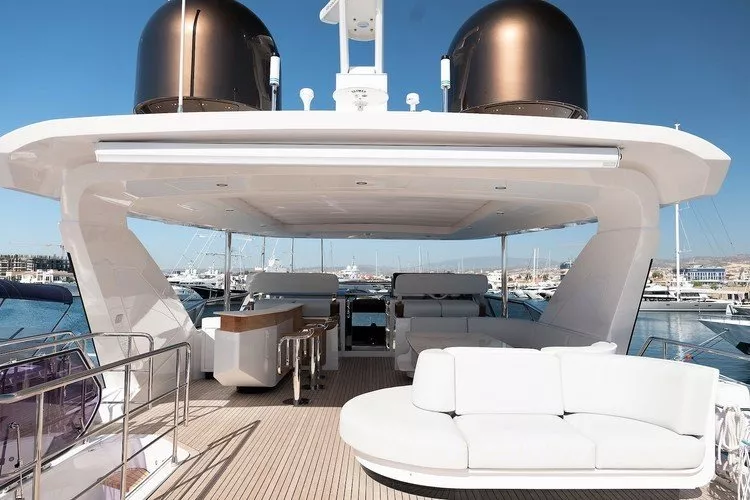 https://dev-api.arconyachts.com/storage/media/24982/conversions/646_1642965599-optimize.webp