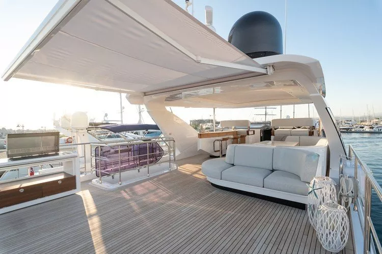 https://dev-api.arconyachts.com/storage/media/24983/conversions/646_8709864182-optimize.webp