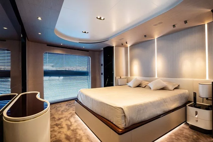 https://dev-api.arconyachts.com/storage/media/24986/conversions/646_2396358717-optimize.webp