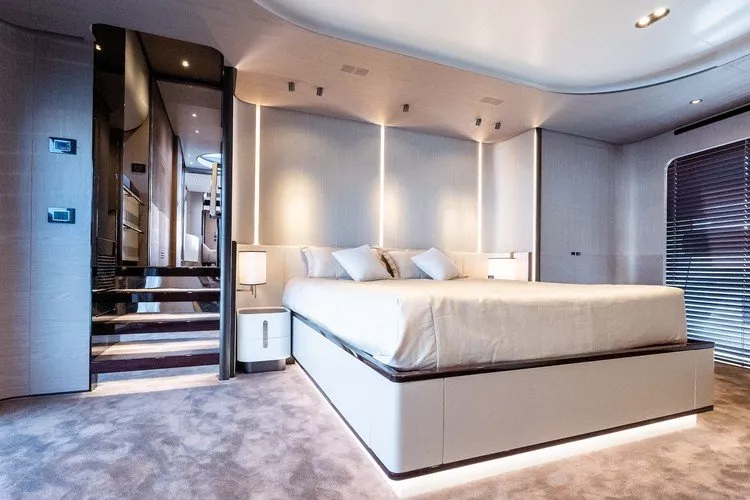 https://dev-api.arconyachts.com/storage/media/24987/conversions/646_8001891882-optimize.webp