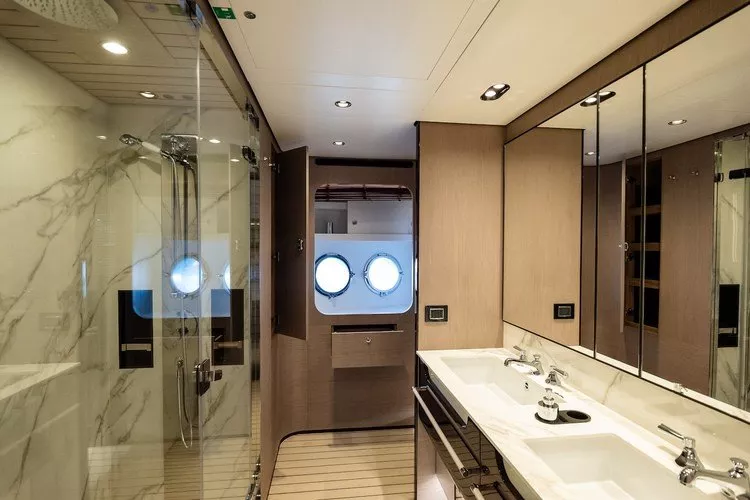 https://dev-api.arconyachts.com/storage/media/24988/conversions/646_0622898807-optimize.webp