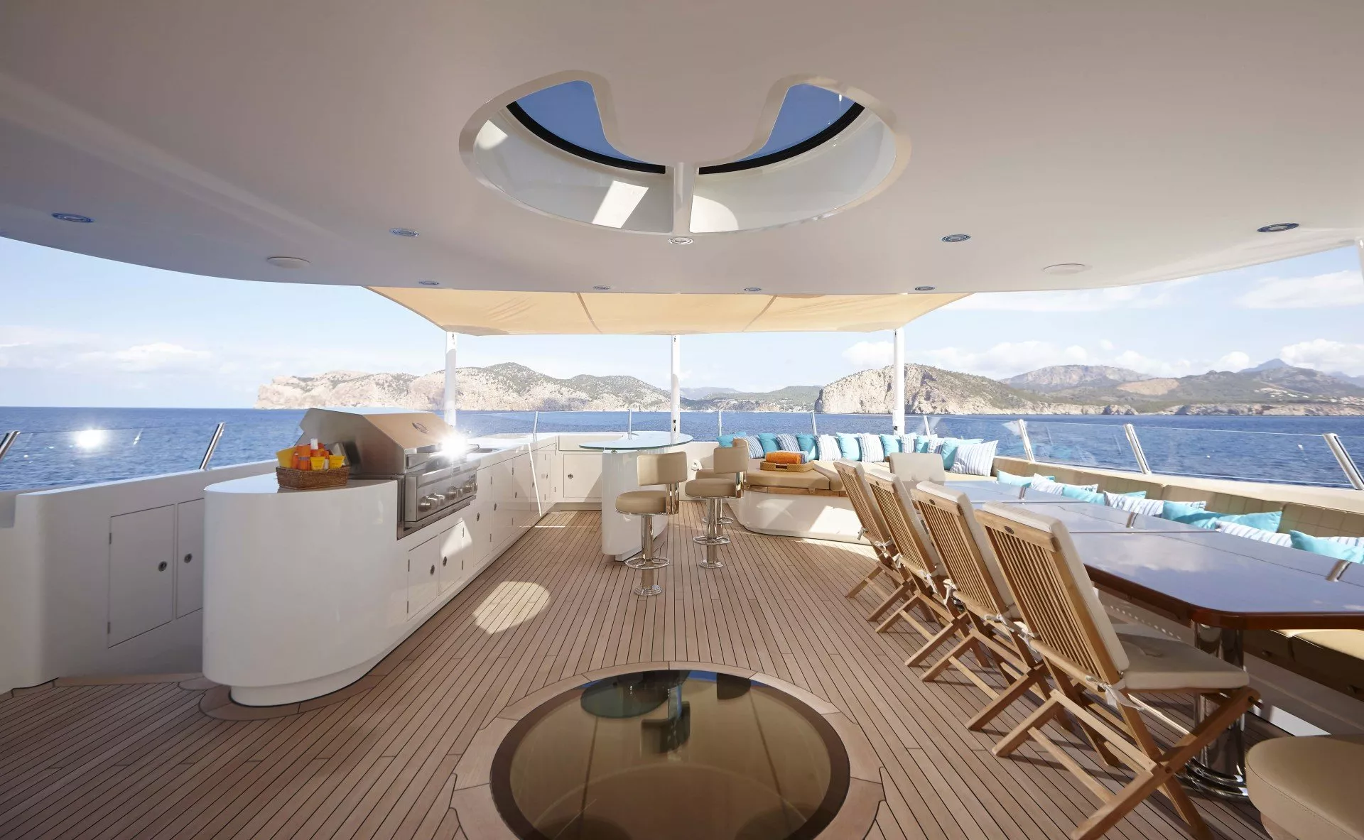 https://dev-api.arconyachts.com/storage/media/25112/conversions/633_8782773195-optimize.webp