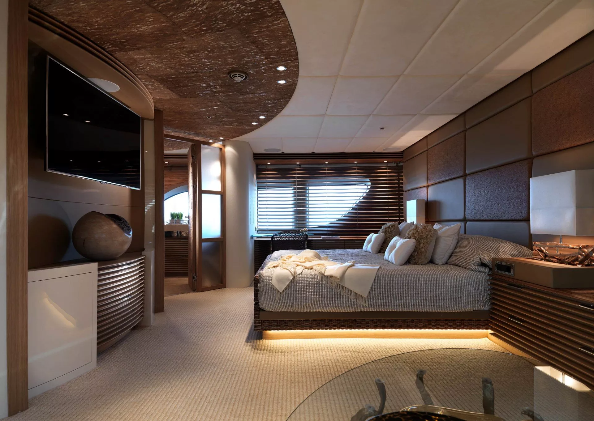 https://dev-api.arconyachts.com/storage/media/25116/conversions/633_7016211364-optimize.webp