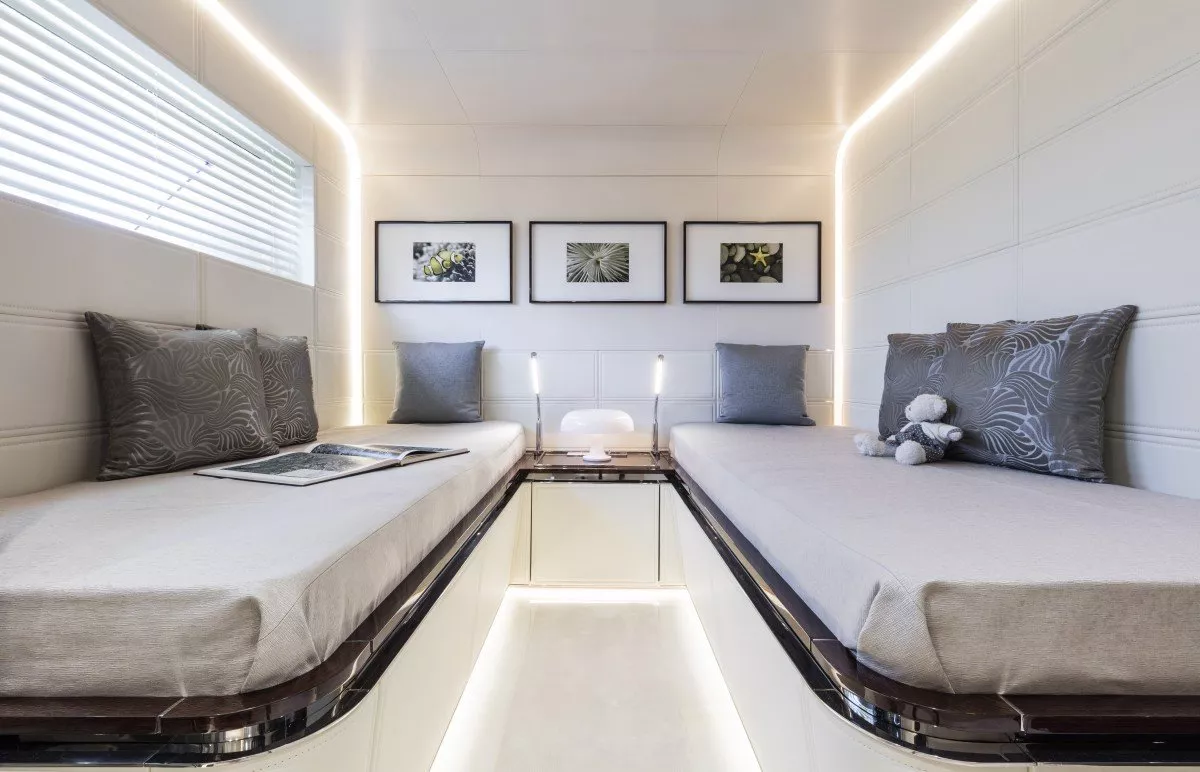 https://dev-api.arconyachts.com/storage/media/25247/conversions/157_8637291453-optimize.webp