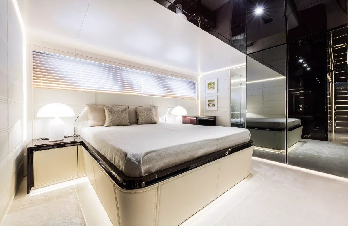 https://dev-api.arconyachts.com/storage/media/25248/conversions/157_2667456423-optimize.webp