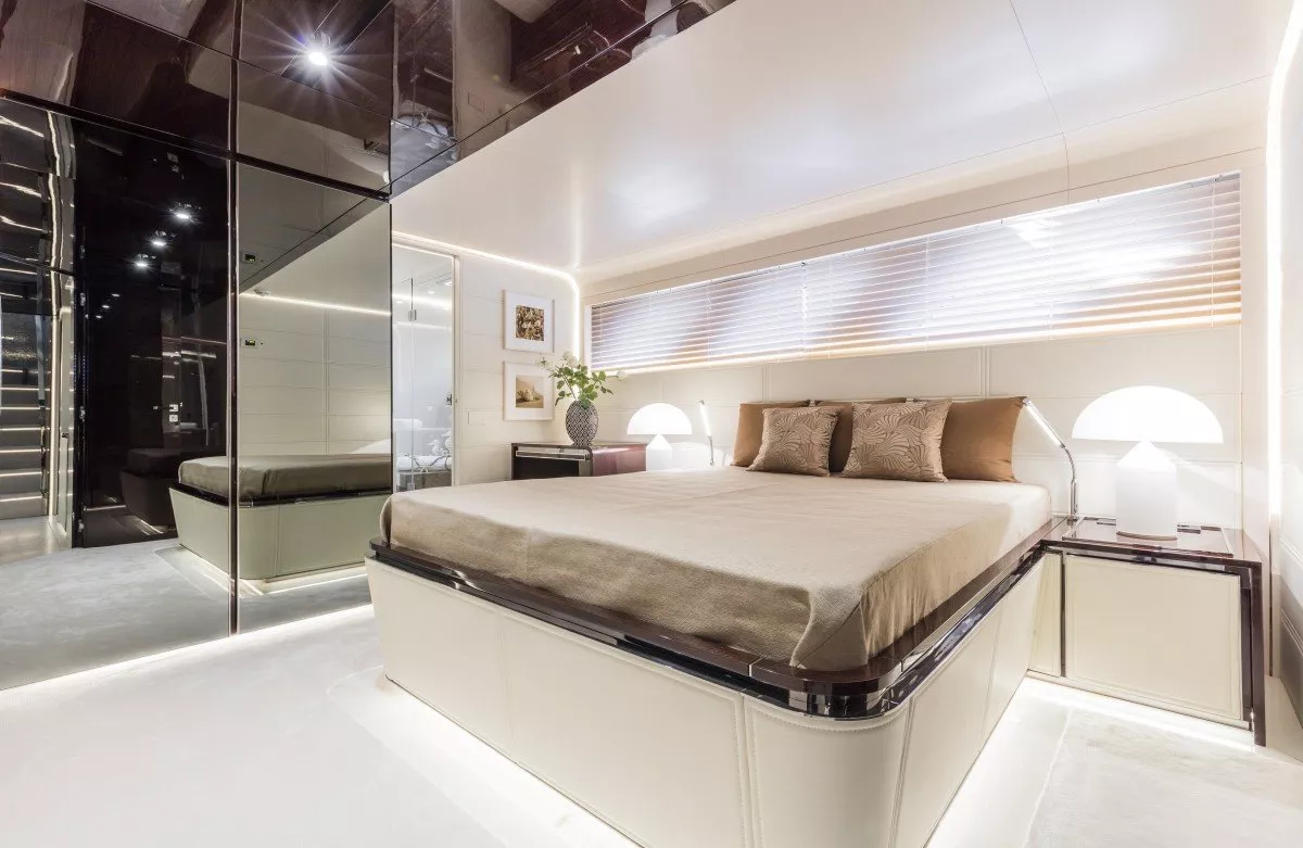 https://dev-api.arconyachts.com/storage/media/25249/conversions/157_3411742453-optimize.webp