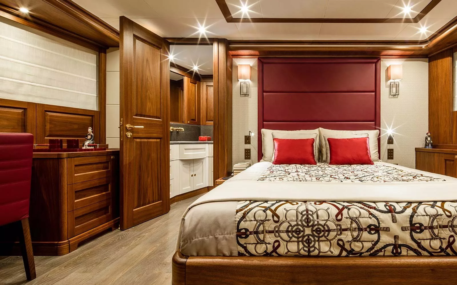 https://dev-api.arconyachts.com/storage/media/25264/conversions/450_9296574937-optimize.webp