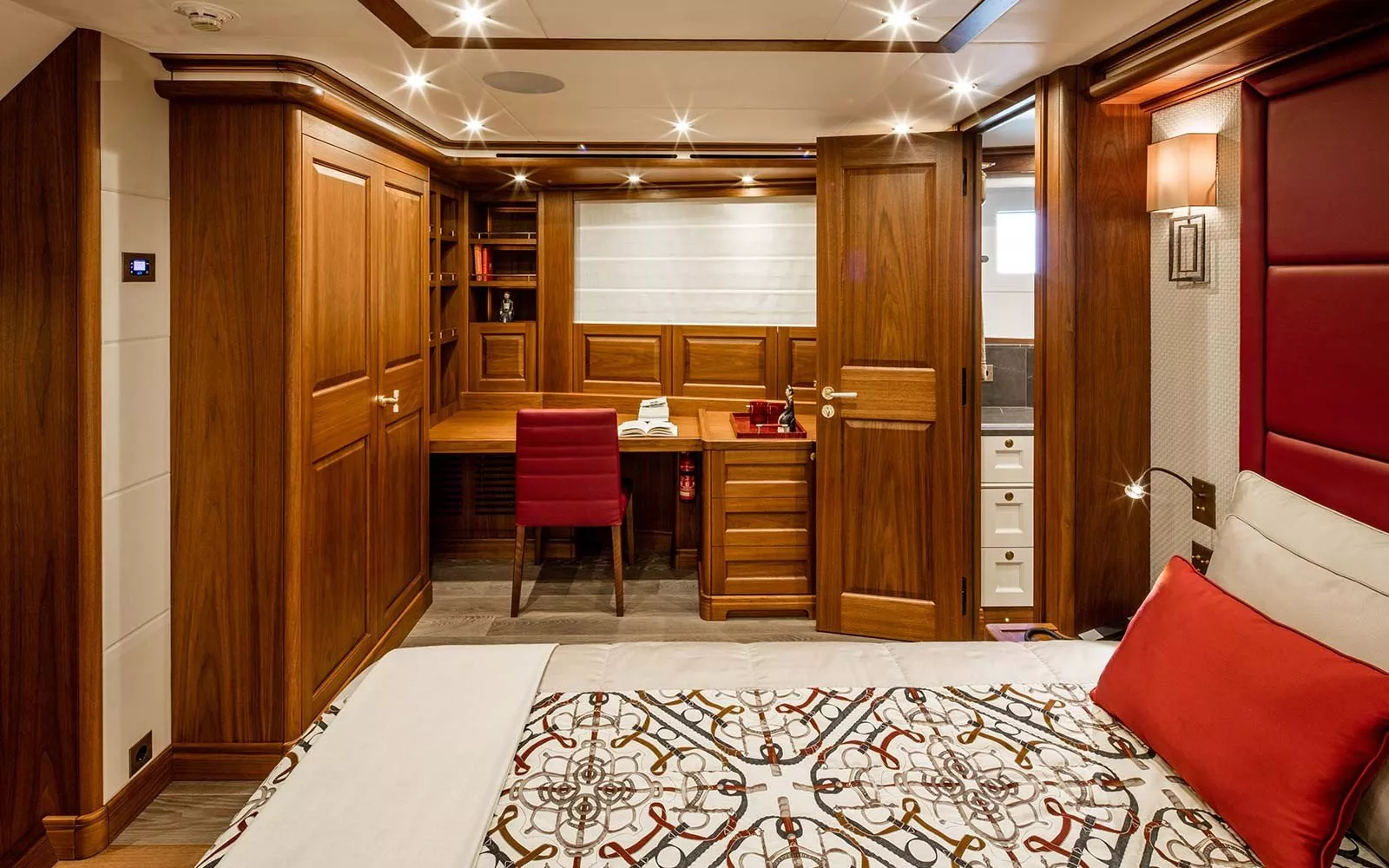 https://dev-api.arconyachts.com/storage/media/25265/conversions/450_5348211108-optimize.webp