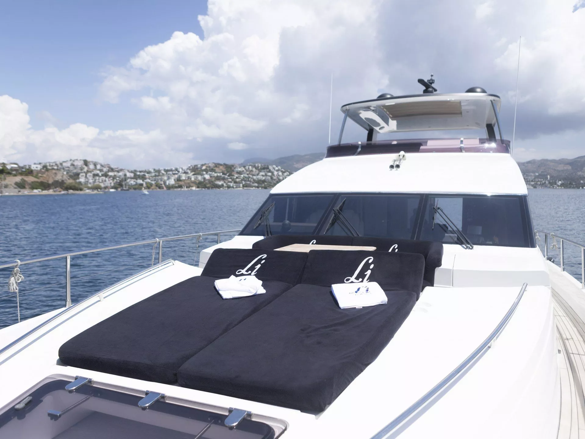 https://dev-api.arconyachts.com/storage/media/25352/conversions/623_7377719678-optimize.webp