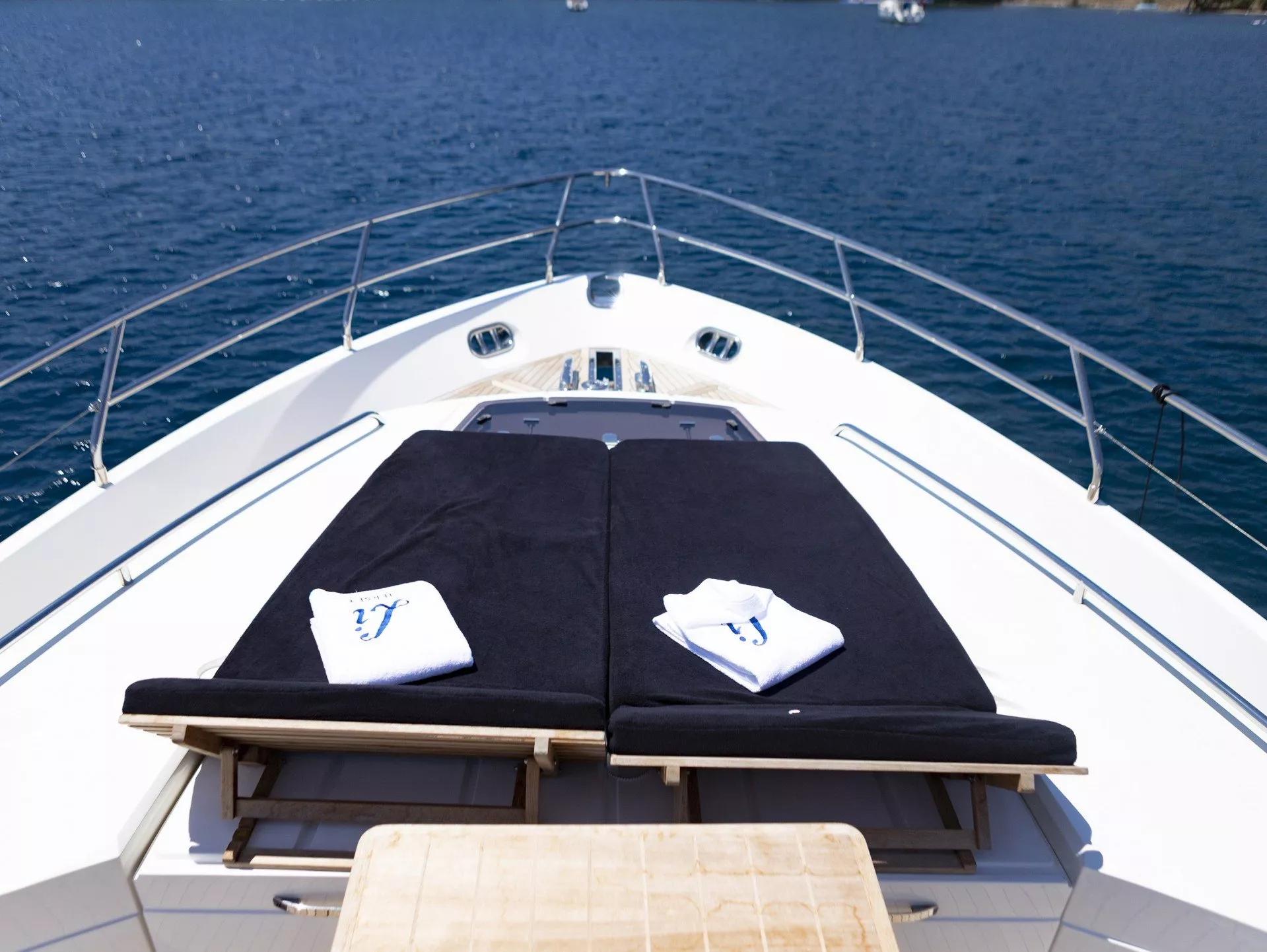 https://dev-api.arconyachts.com/storage/media/25353/conversions/623_1996005219-optimize.webp