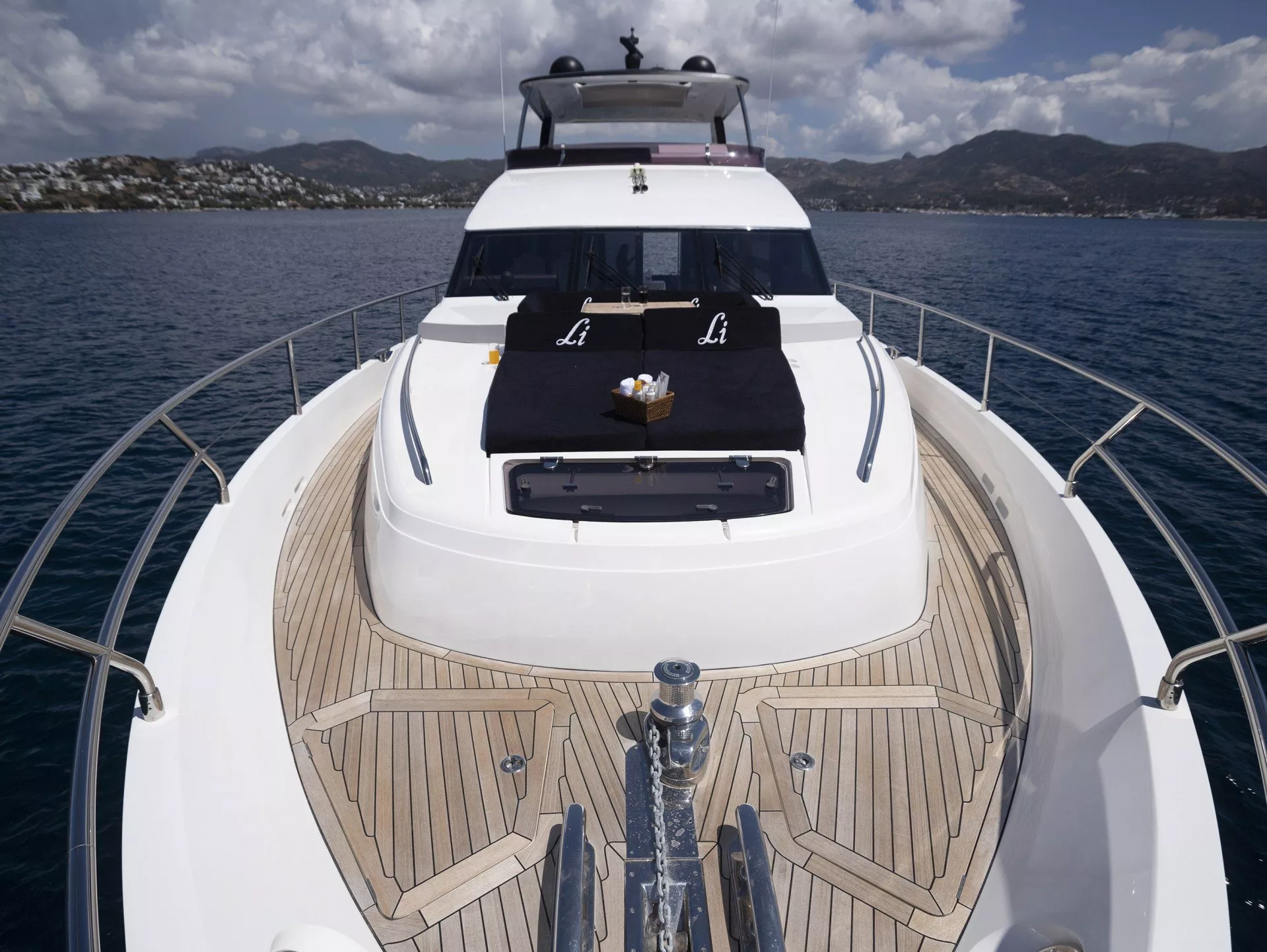 https://dev-api.arconyachts.com/storage/media/25363/conversions/623_1870578315-optimize.webp