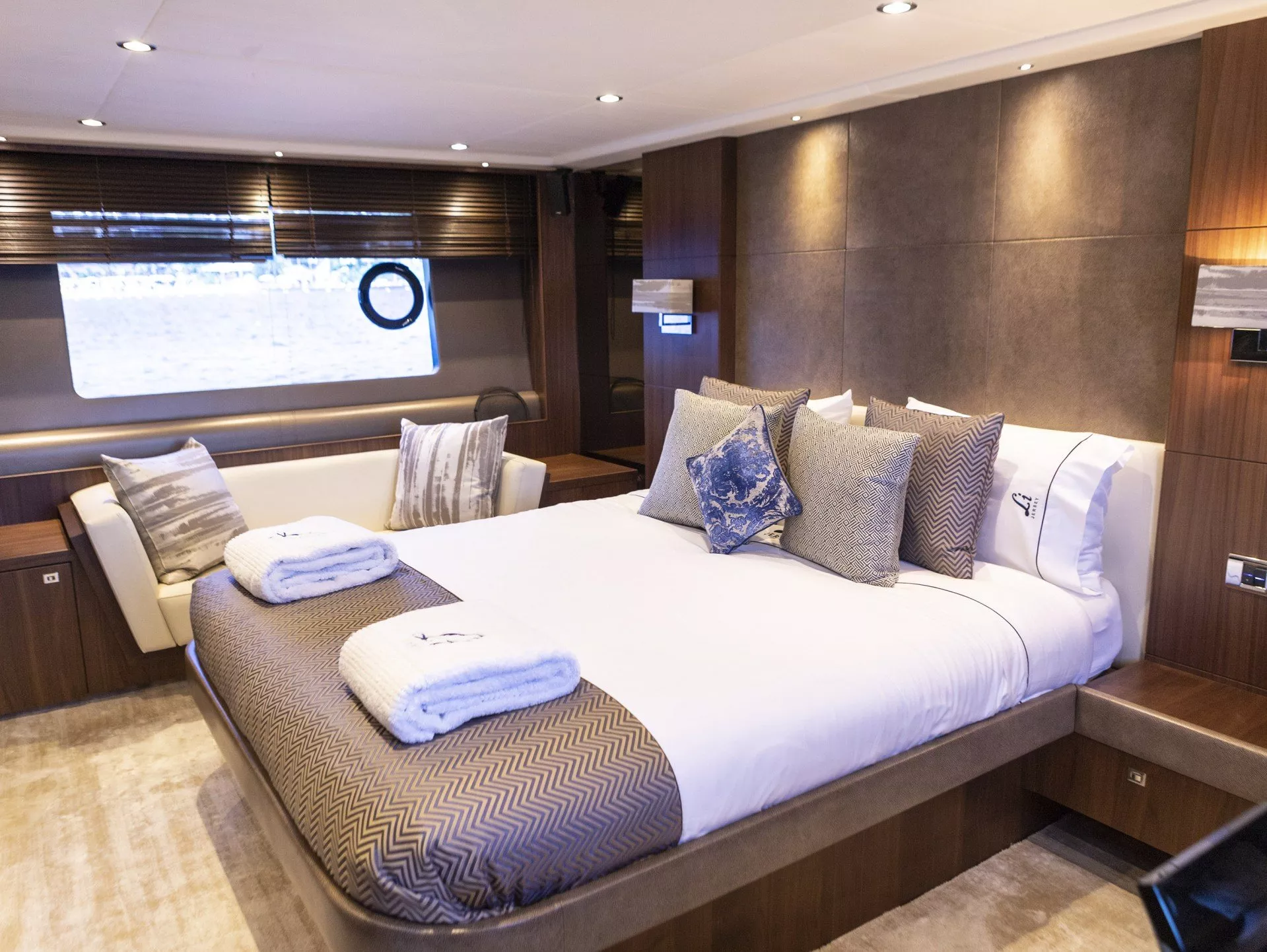 https://dev-api.arconyachts.com/storage/media/25370/conversions/623_7111176871-optimize.webp