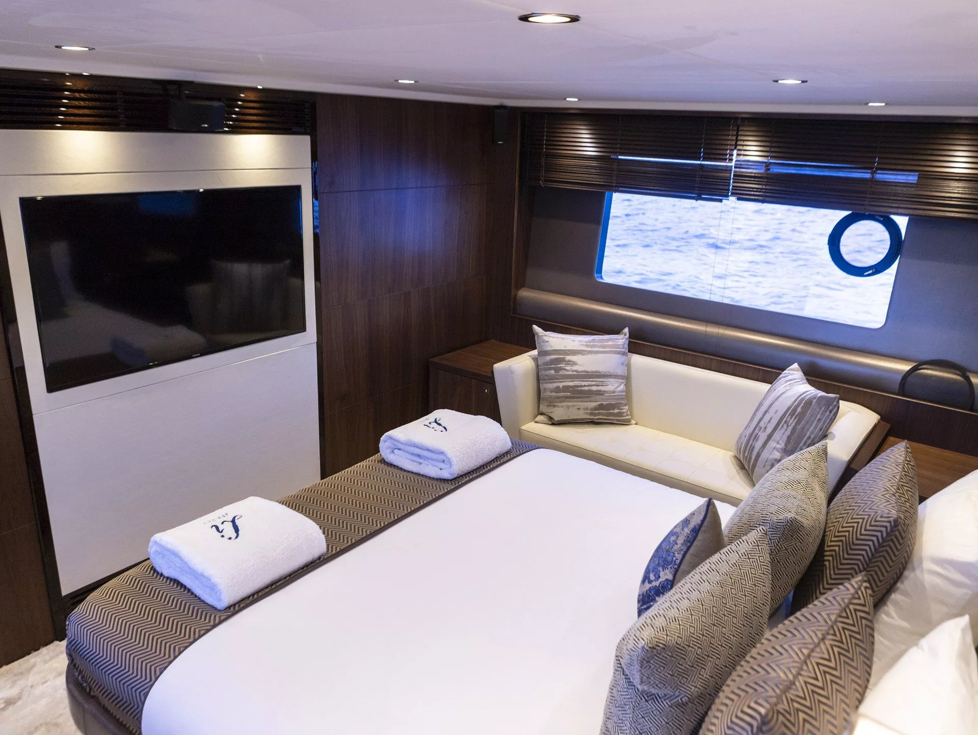 https://dev-api.arconyachts.com/storage/media/25372/conversions/623_9642671647-optimize.webp