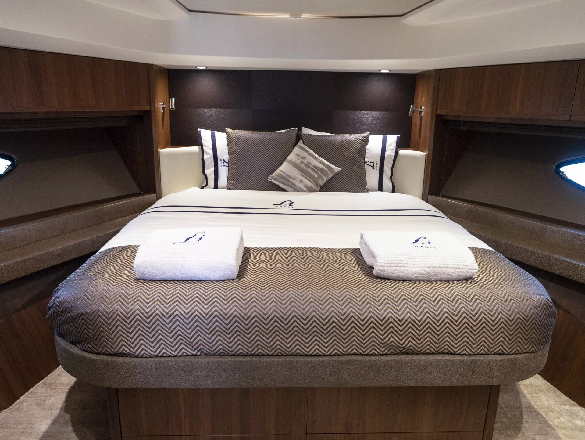 https://dev-api.arconyachts.com/storage/media/25377/conversions/623_4359346717-optimize.webp