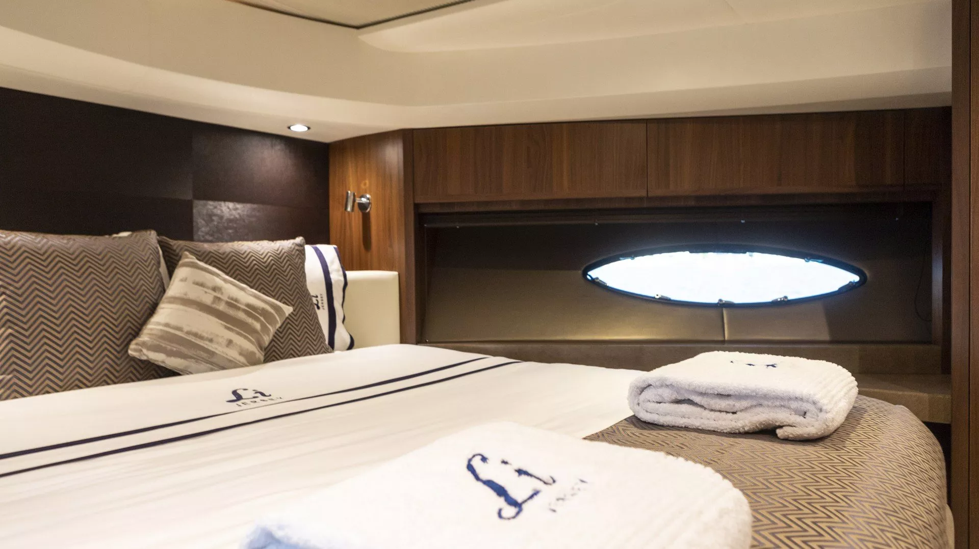 https://dev-api.arconyachts.com/storage/media/25378/conversions/623_0535090966-optimize.webp