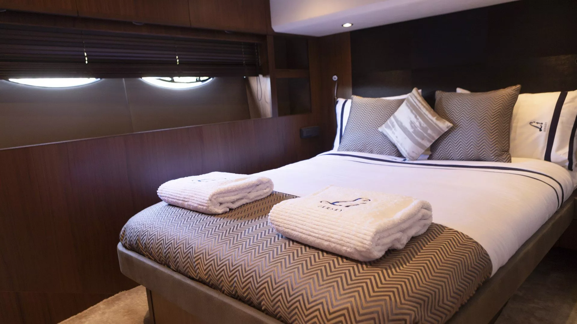 https://dev-api.arconyachts.com/storage/media/25381/conversions/623_6926702592-optimize.webp