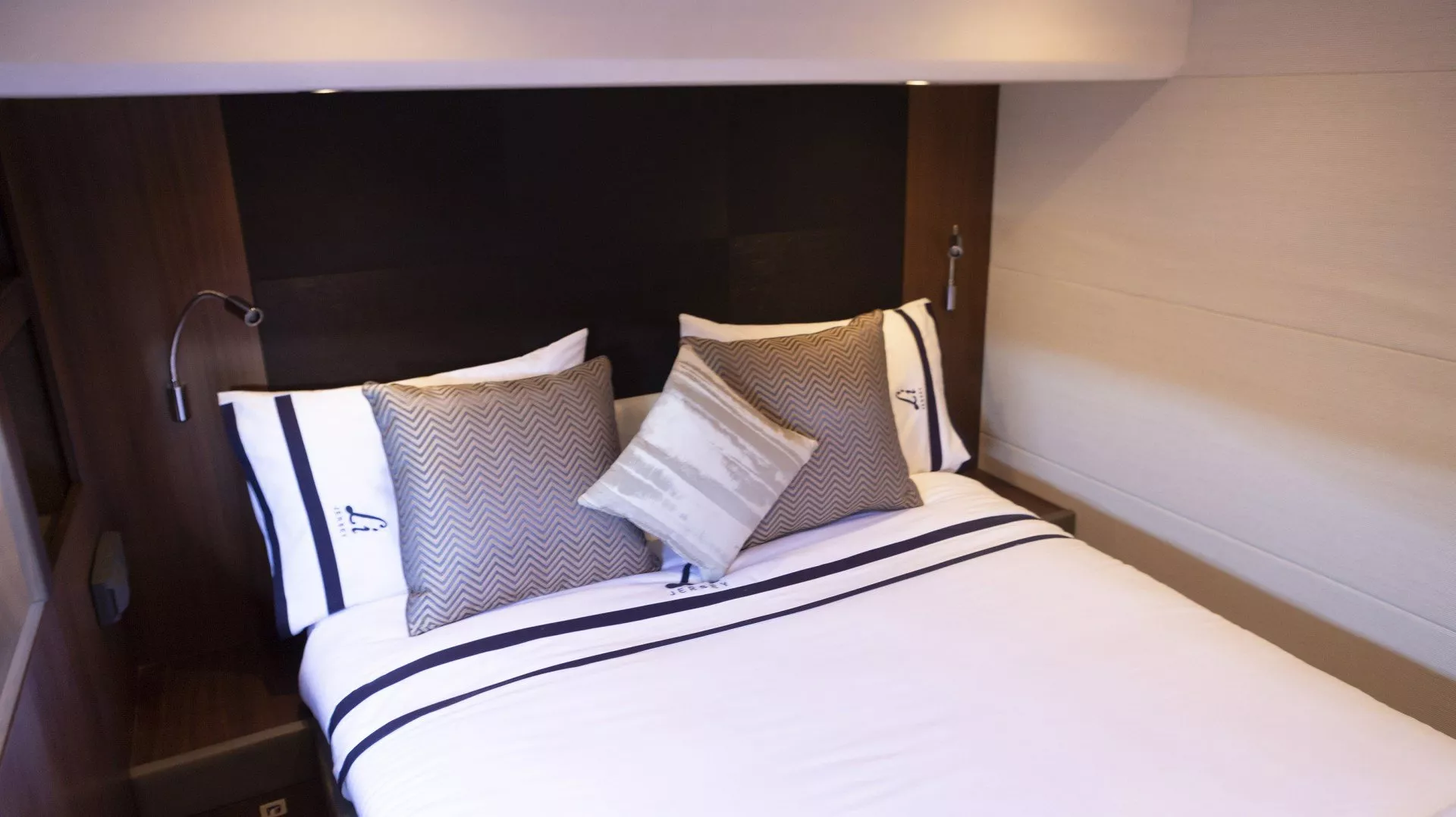 https://dev-api.arconyachts.com/storage/media/25382/conversions/623_9544587756-optimize.webp