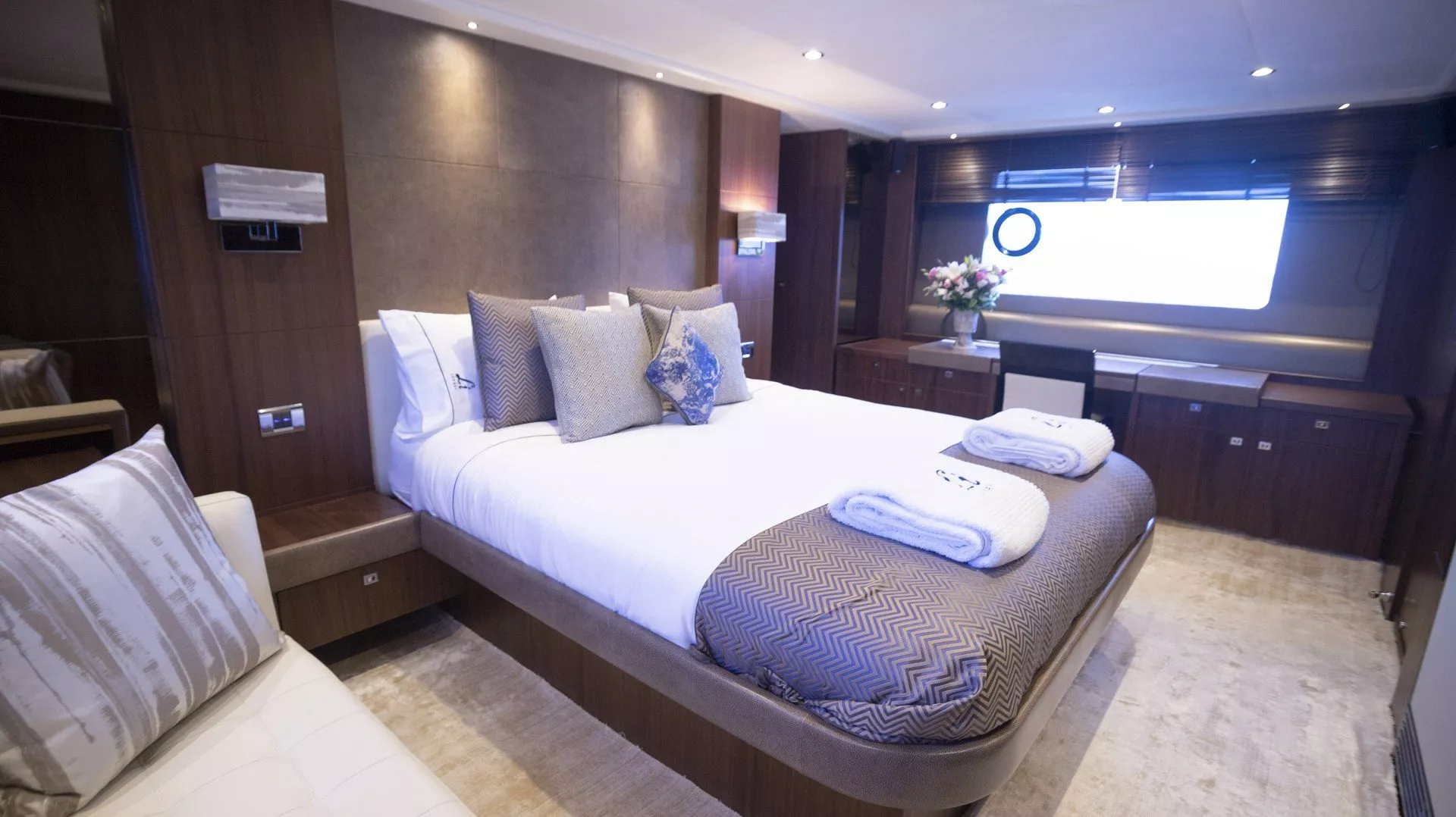 https://dev-api.arconyachts.com/storage/media/25385/conversions/623_6024391063-optimize.webp