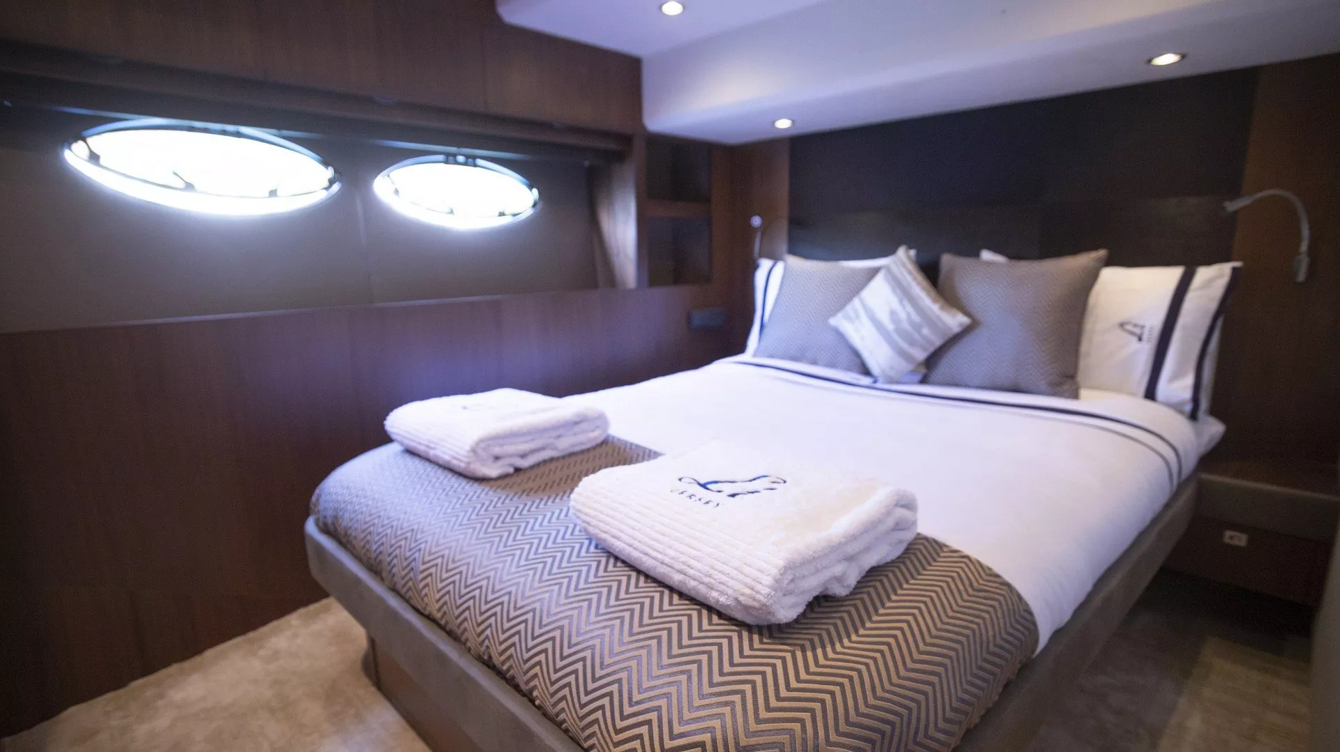 https://dev-api.arconyachts.com/storage/media/25387/conversions/623_9284767408-optimize.webp