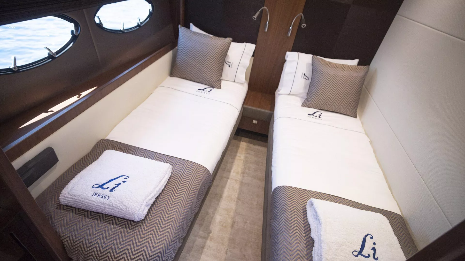 https://dev-api.arconyachts.com/storage/media/25388/conversions/623_0782311242-optimize.webp
