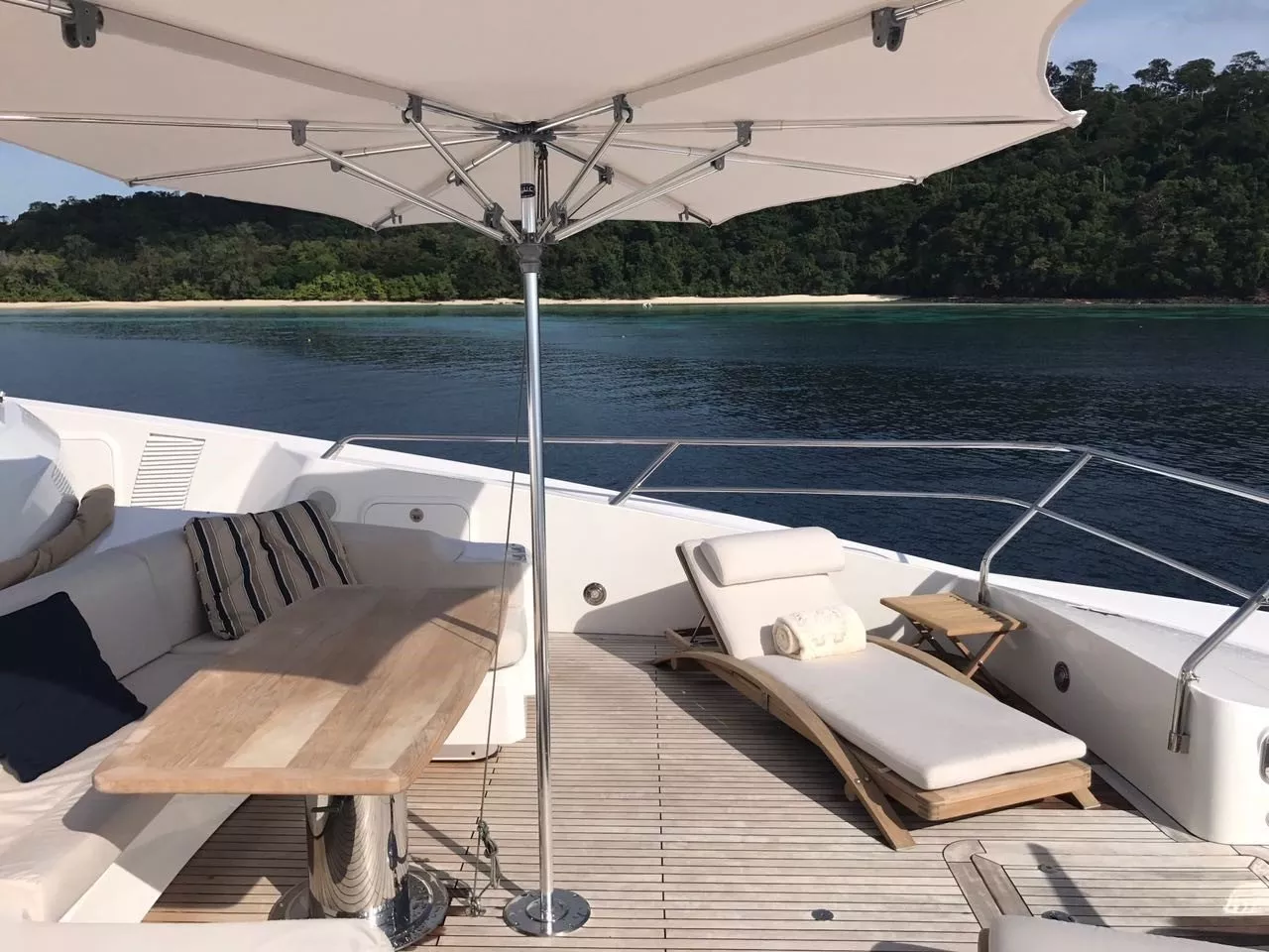 https://dev-api.arconyachts.com/storage/media/25417/conversions/620_2111468268-optimize.webp