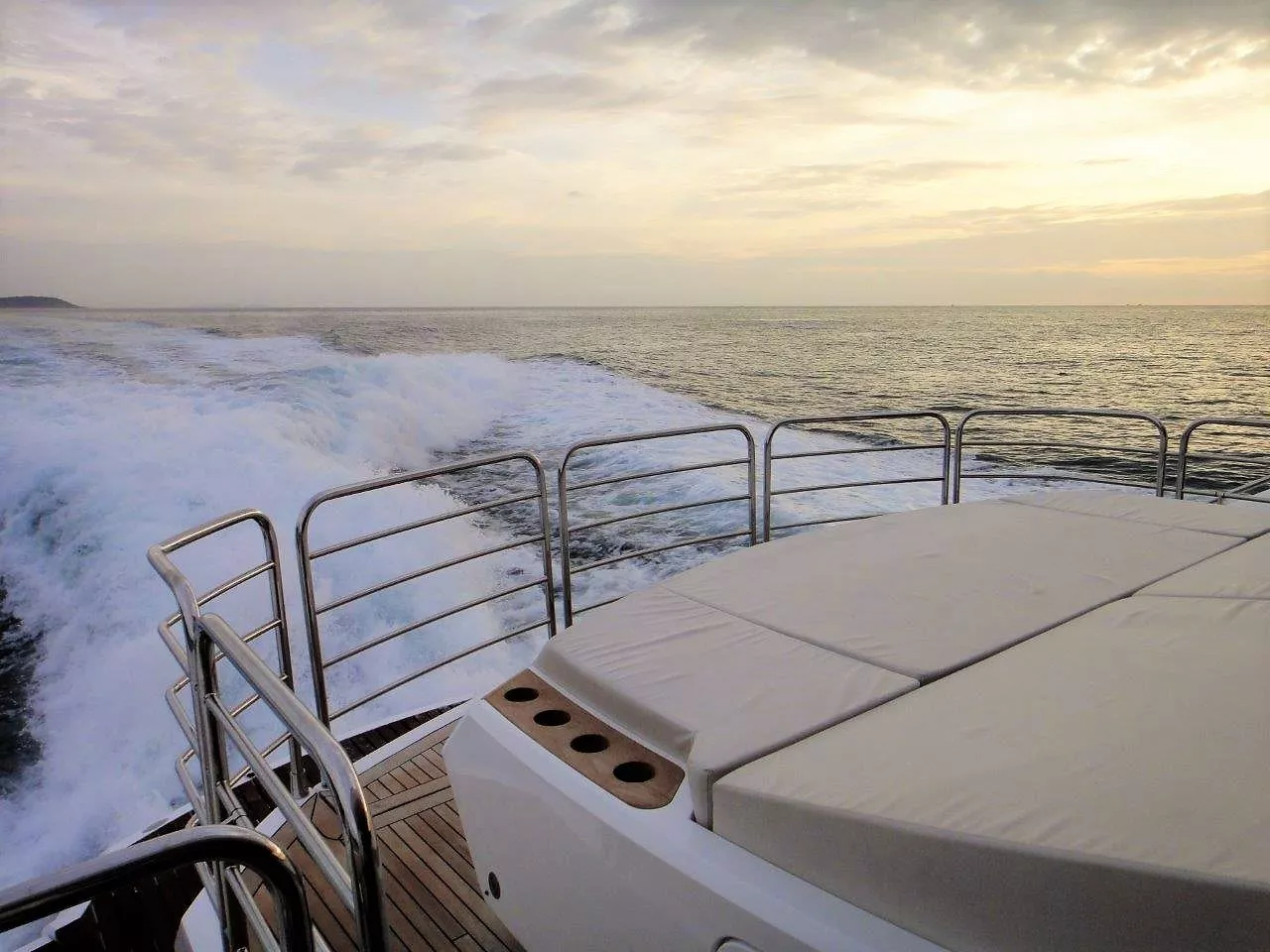 https://dev-api.arconyachts.com/storage/media/25431/conversions/620_5497911470-optimize.webp