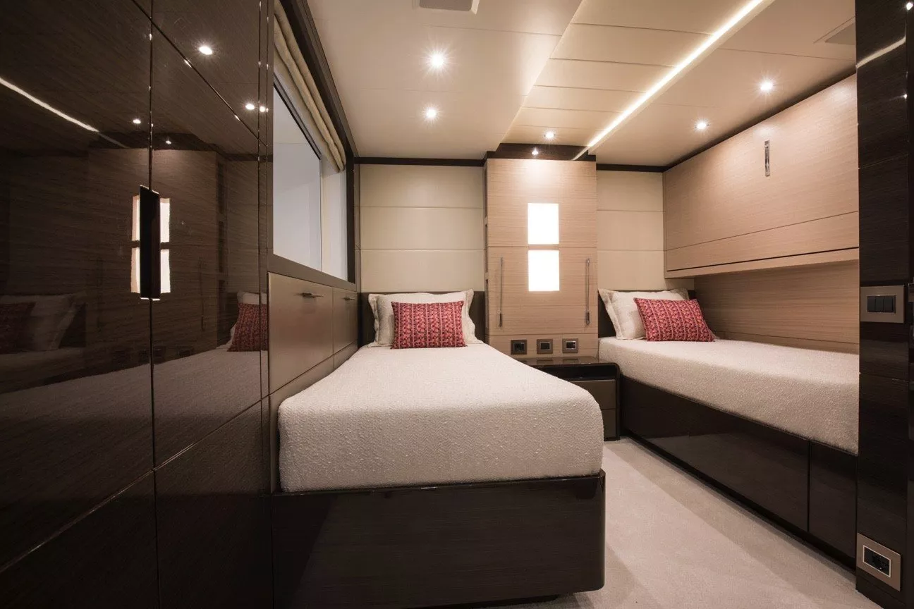 https://dev-api.arconyachts.com/storage/media/25471/conversions/597_9463713933-optimize.webp