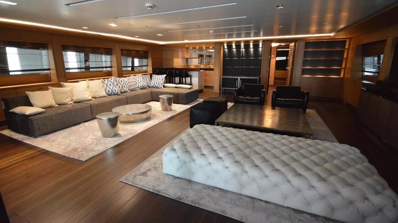 https://dev-api.arconyachts.com/storage/media/25543/conversions/616_2886215628-optimize.webp