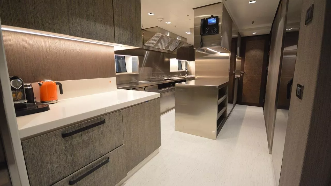 https://dev-api.arconyachts.com/storage/media/25547/conversions/616_6572114944-optimize.webp