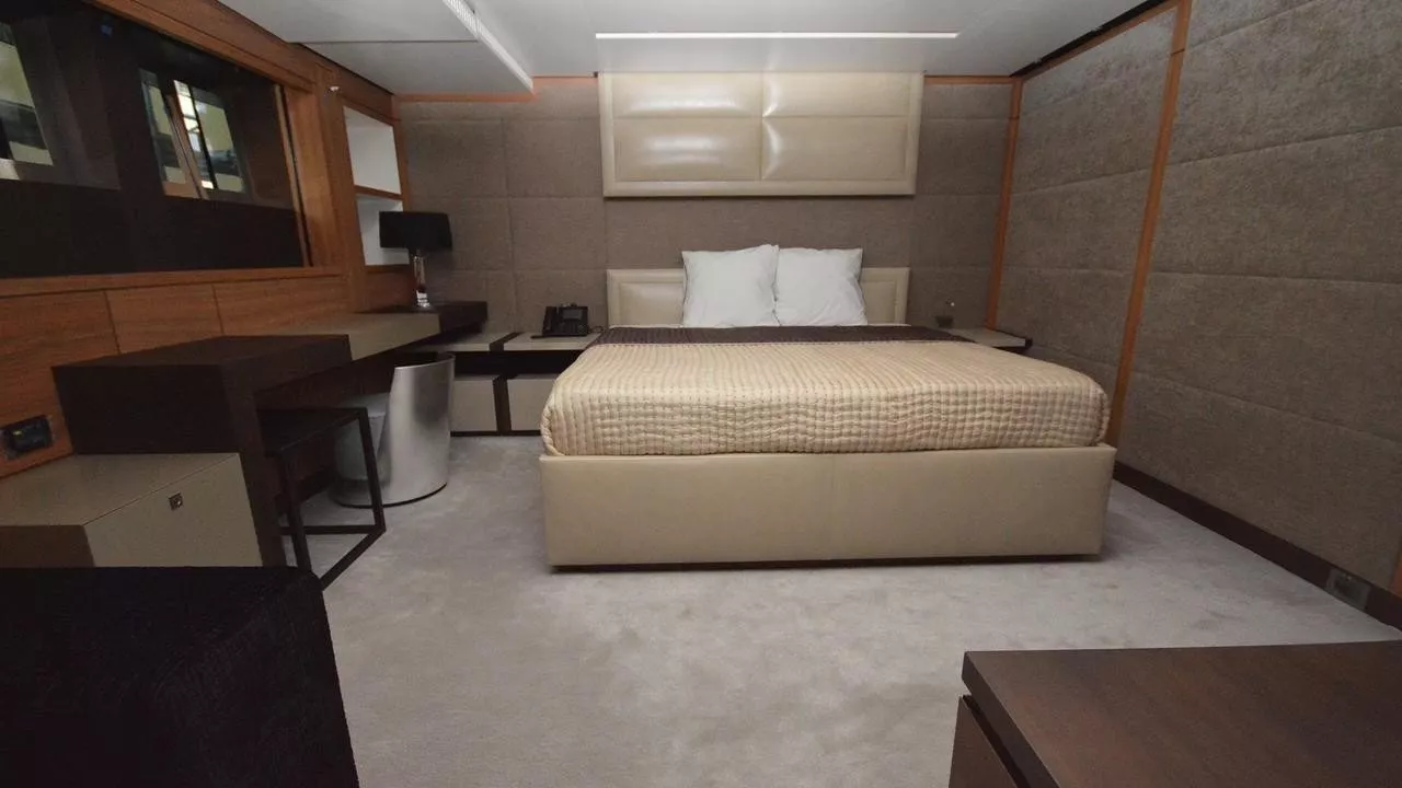 https://dev-api.arconyachts.com/storage/media/25549/conversions/616_8304476825-optimize.webp