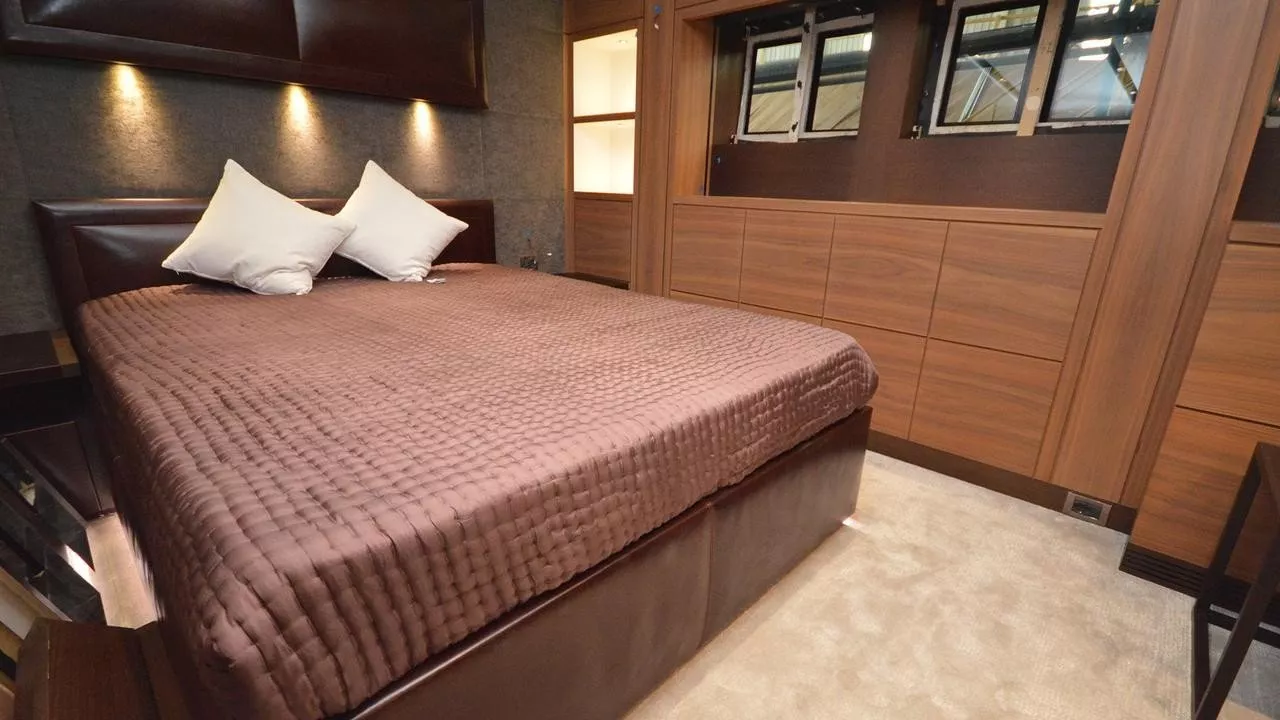 https://dev-api.arconyachts.com/storage/media/25551/conversions/616_2750193388-optimize.webp