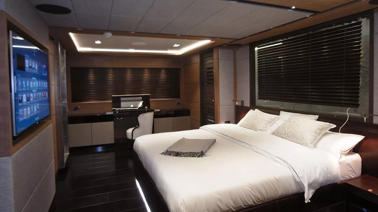 https://dev-api.arconyachts.com/storage/media/25554/conversions/616_6195824489-optimize.webp